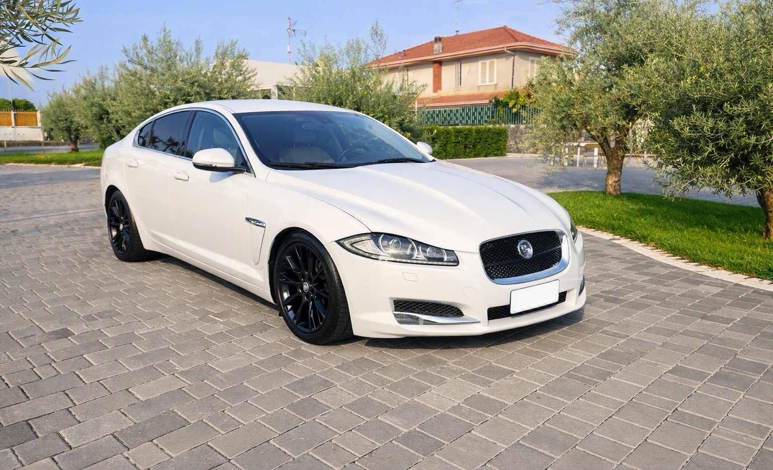 Jaguar XF Bianca per auto da cerimonia ad Acireale
